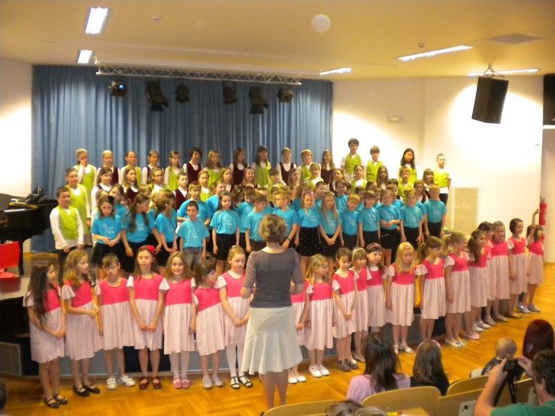 Popis: V pondělí 20. 4. se v koncertním sále konal koncert našich sborů a hostujícího sboru z 14. ZŠ Rolnička.